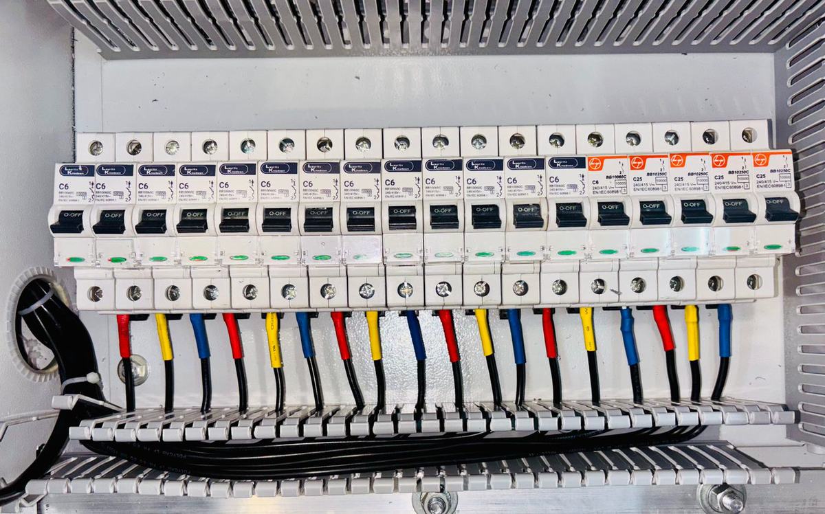 Cuadro eléctrico con interruptores automáticos y cableado