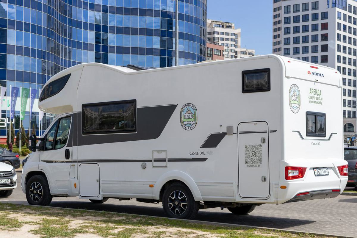 Autocaravana aparcada junto a un edificio de oficinas