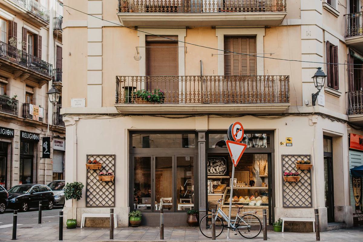Fachada de una panadería a pie de calle